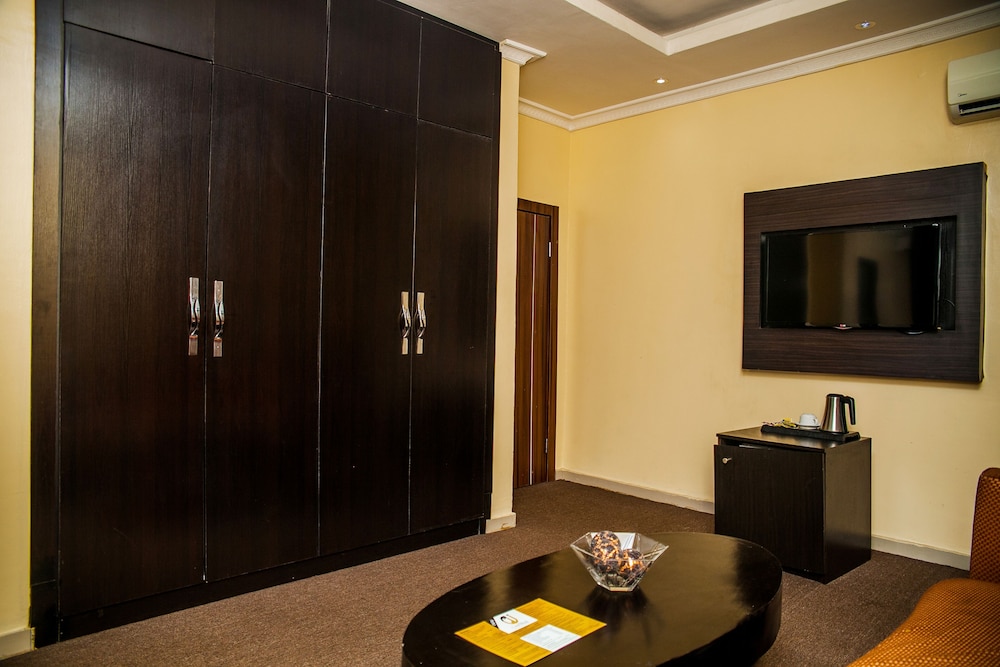 cribville hotel and suites