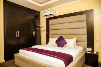 cribville hotel and suites