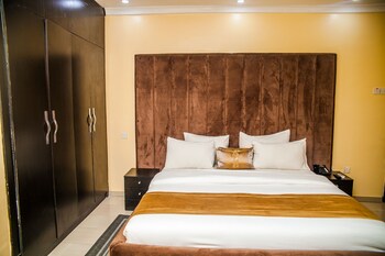 cribville hotel and suites