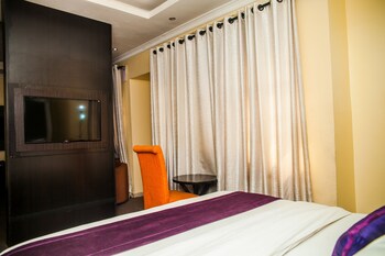 cribville hotel and suites