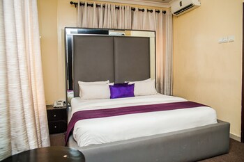 cribville hotel and suites