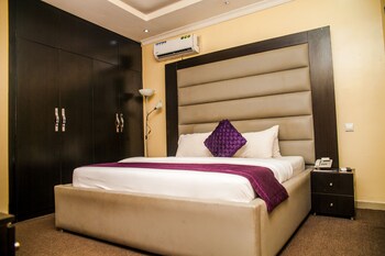 cribville hotel and suites