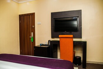 cribville hotel and suites