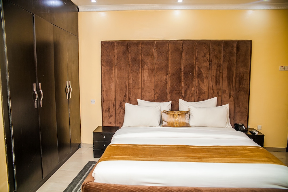 cribville hotel and suites