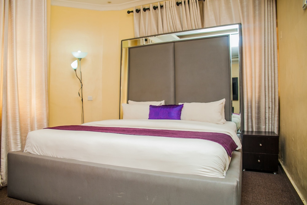 cribville hotel and suites
