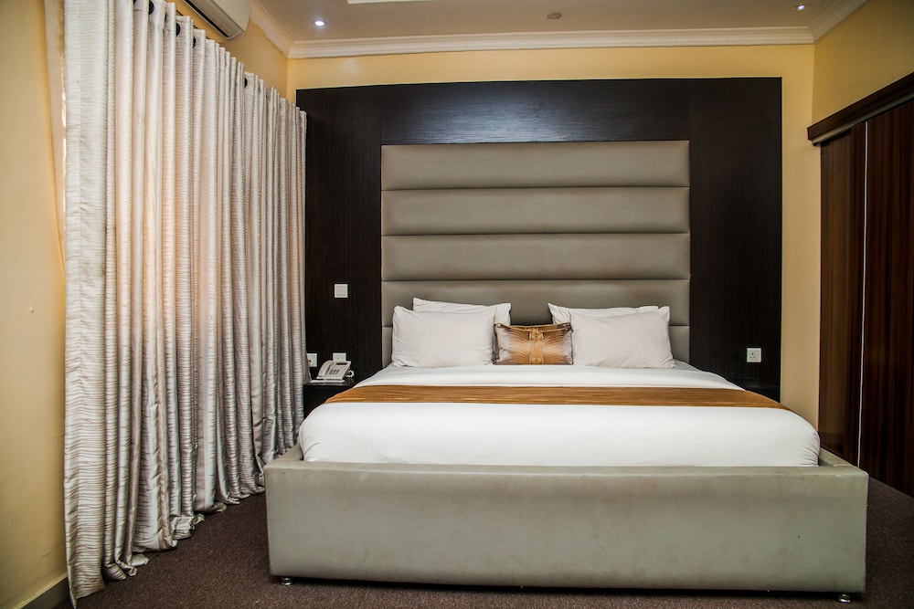 cribville hotel and suites