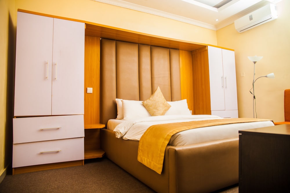 cribville hotel and suites