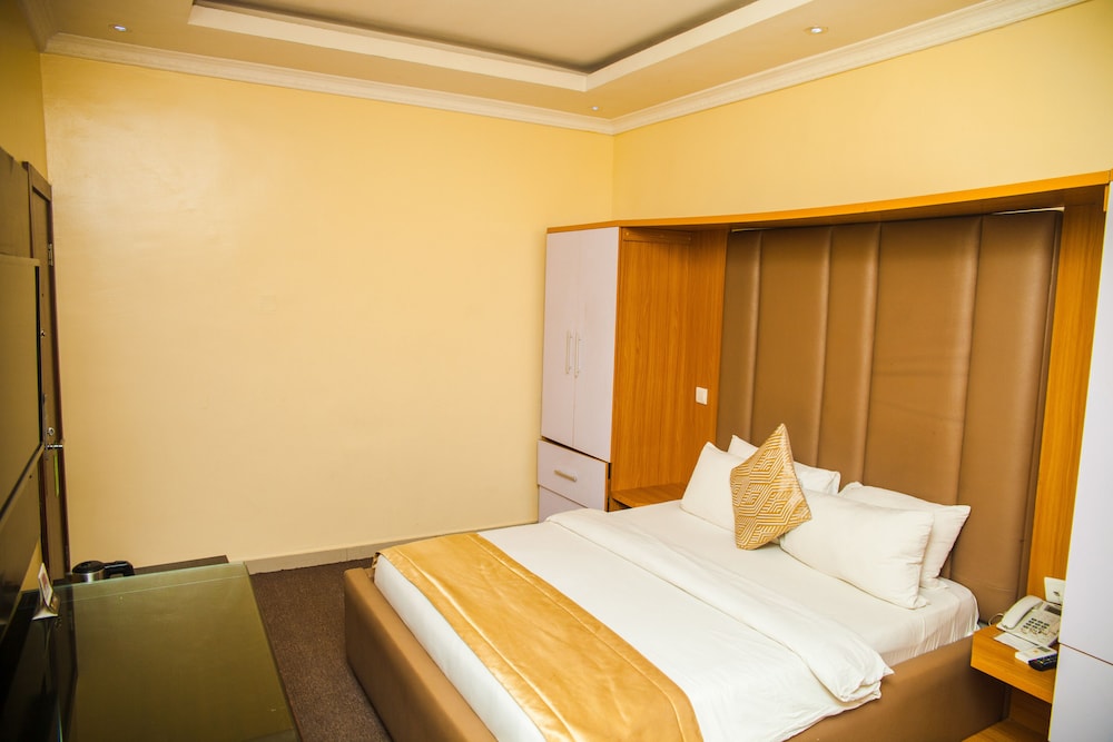 cribville hotel and suites