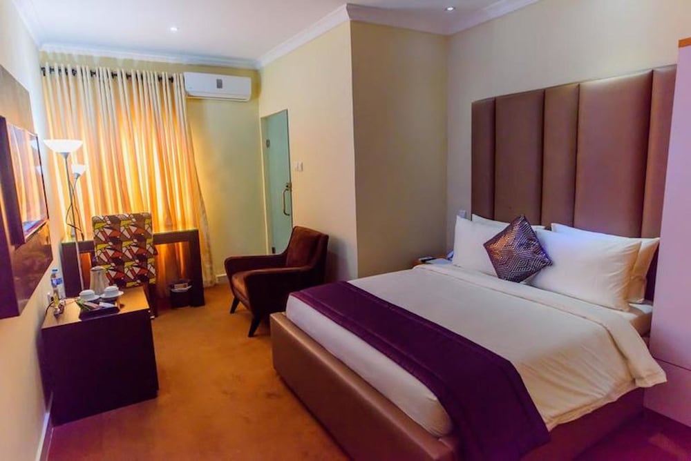 cribville hotel and suites