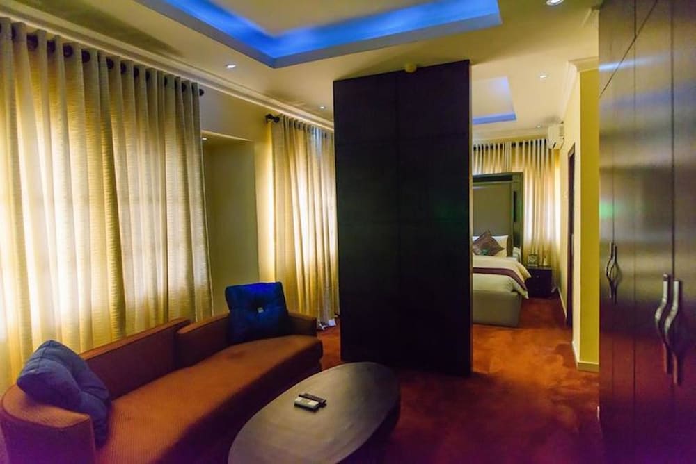 cribville hotel and suites
