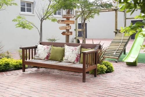 the hamlet country lodge