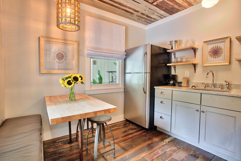 the roost ocean springs