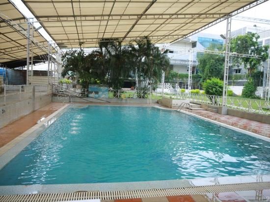 hotel lokis forest inn