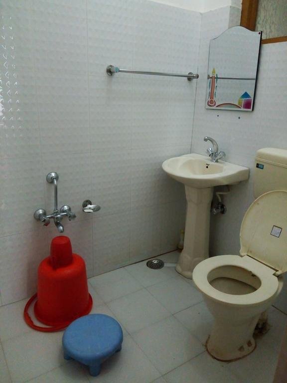 Hotel Crown Palace,Hotel Crown Palace Is Conveniently Located In The Popular Dal Lake Area. The Hotel Offers A Wide Ran,3 star