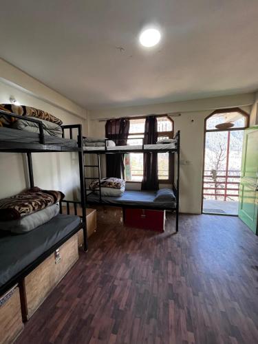 nomadic den manali