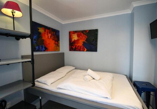 astor hyde park hostel adults only