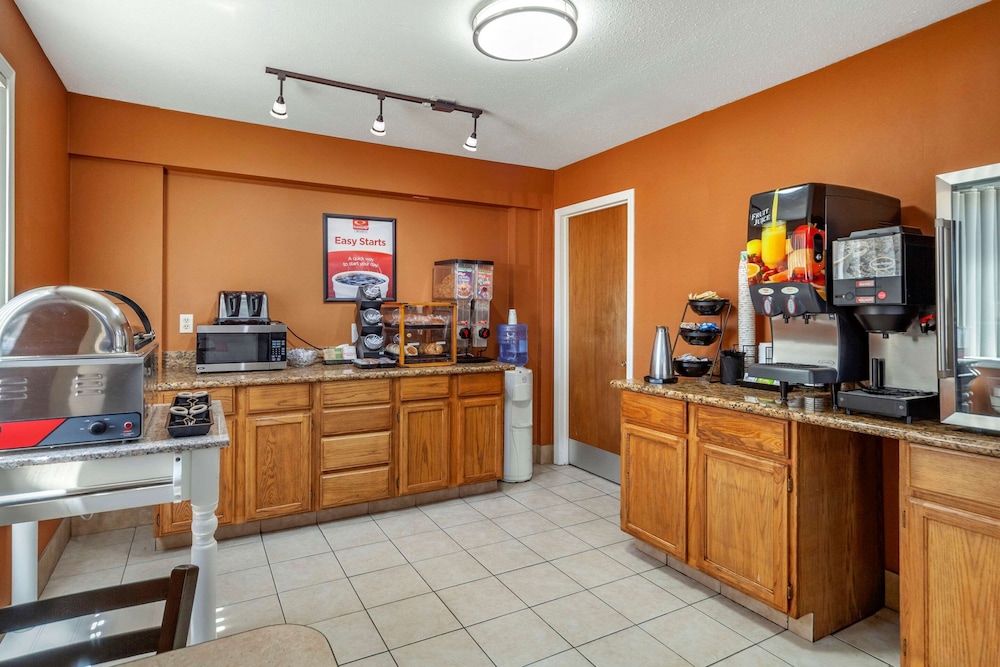 econo lodge hays i 70