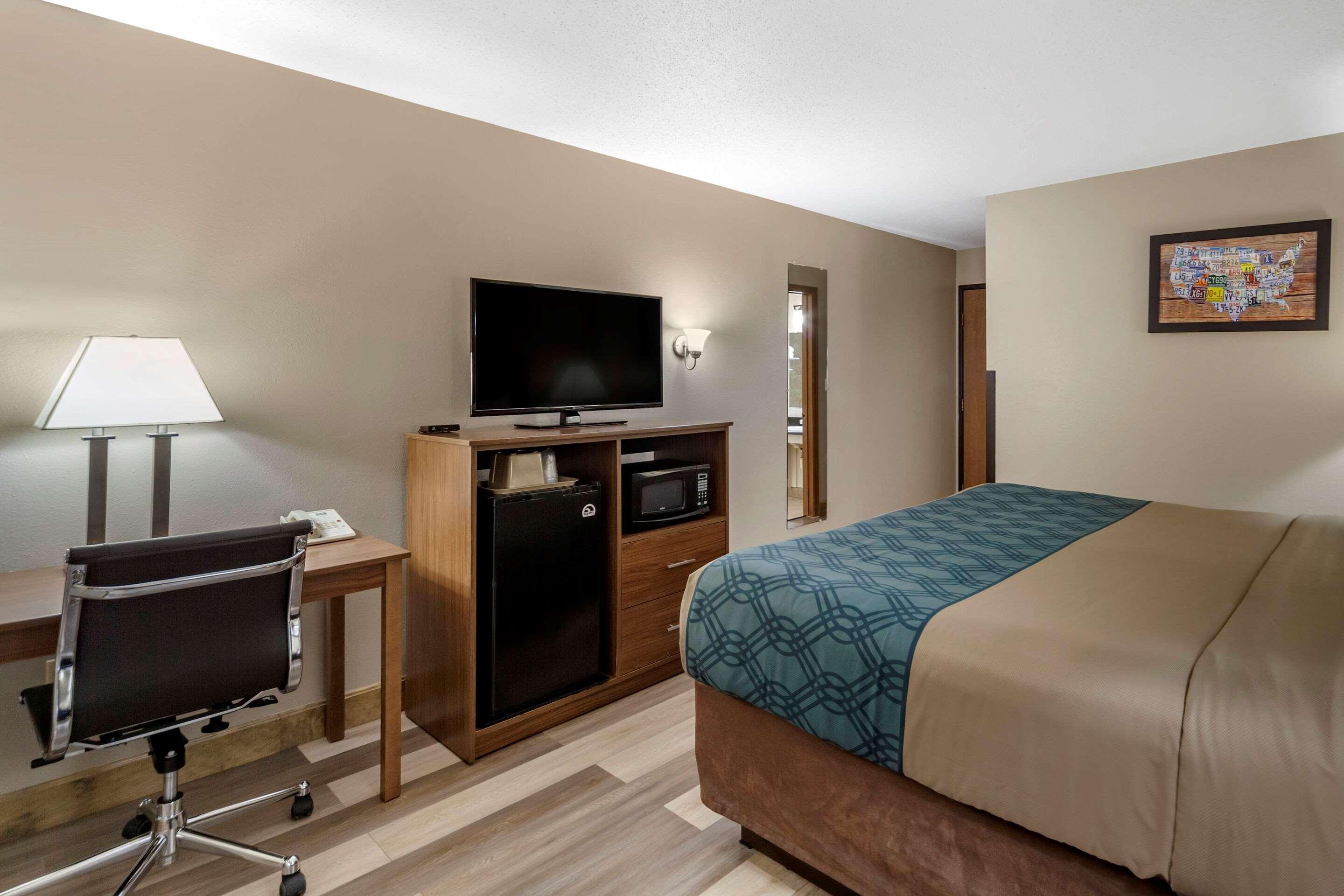 econo lodge hays i 70