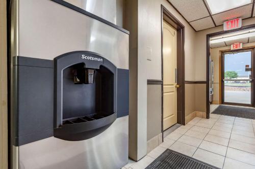 econo lodge hays i 70