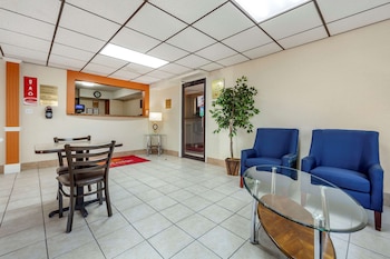 Econo Lodge Hays I-70,Hays>>Ellis,2 star