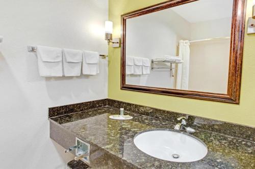 scottish inn and suites la porte