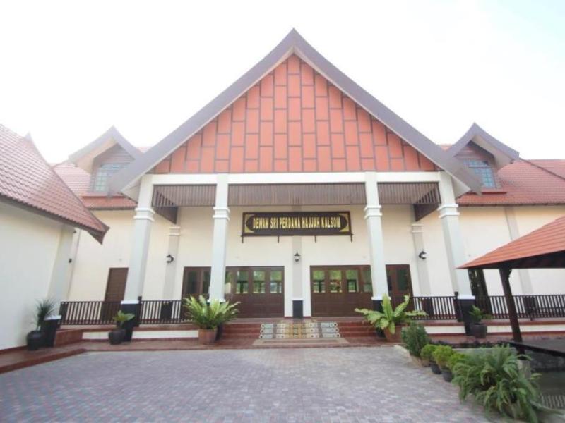 the manor beach resort