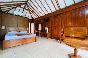 hotel dan gazebo pinggir kali prigen redpartner