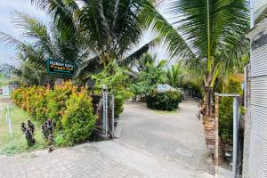 hotel dan gazebo pinggir kali prigen redpartner