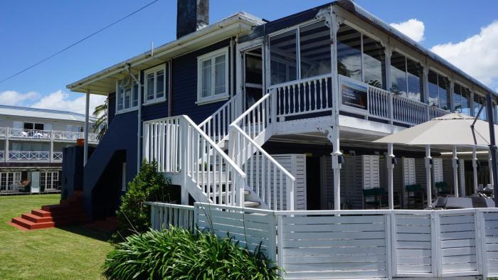 nana glads beachfront accommodation