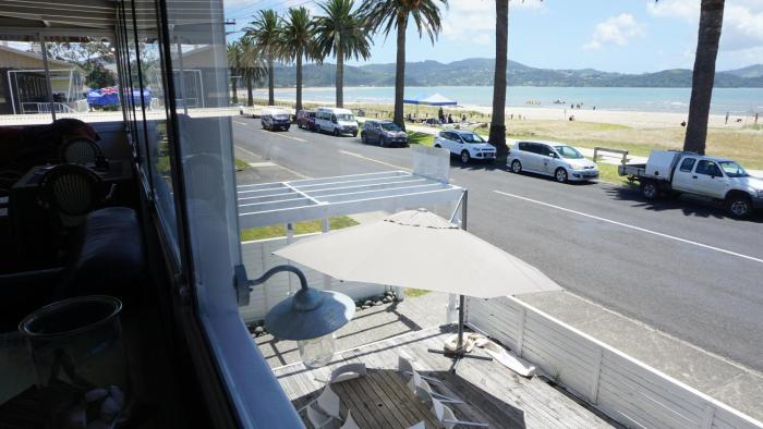 nana glads beachfront accommodation