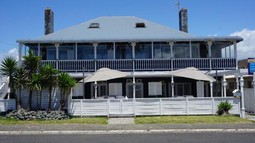 nana glads beachfront accommodation