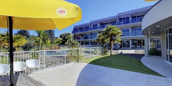 te kaha beach hotel