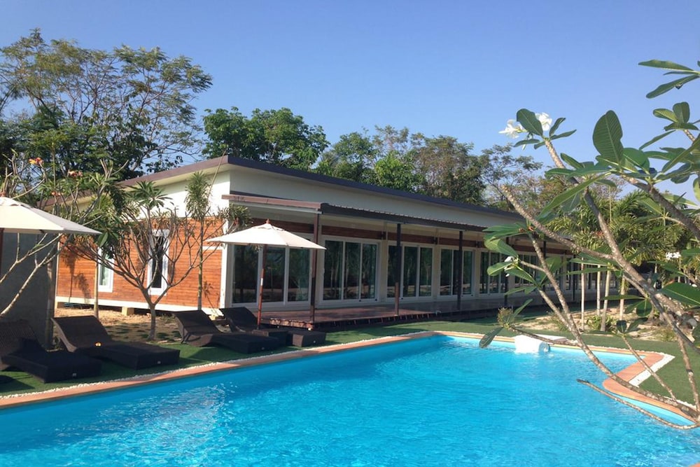 check in and chill out laem sok pier