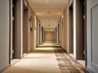 home inn zhuhai gongbei port light rail terminal
