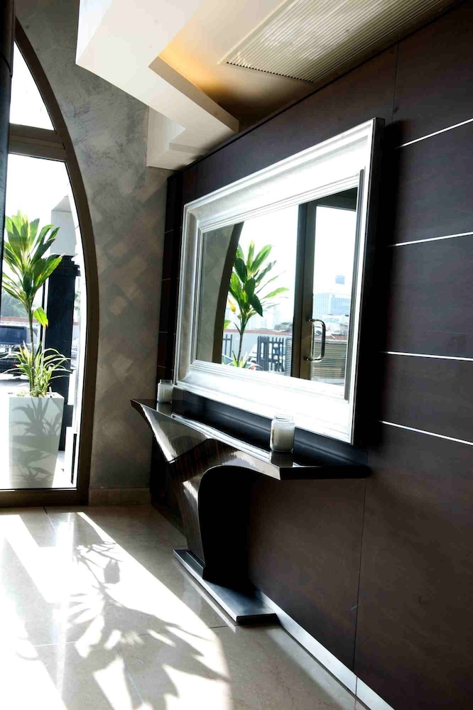 the avenue suites