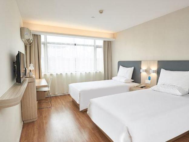 hanting hotel shanghai nanjing road padestria