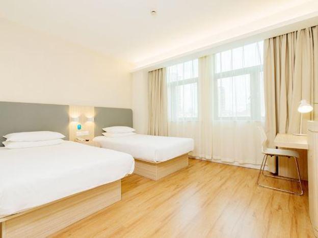 hanting hotel shanghai nanjing road padestria