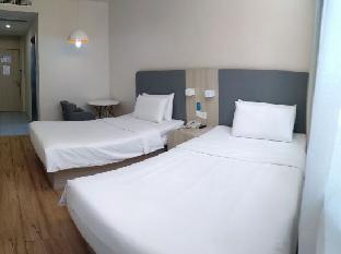 hanting hotel shanghai nanjing road padestria