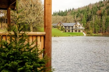 canada lodge and lake