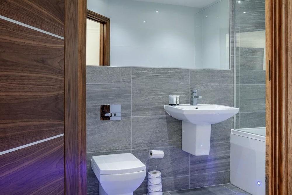 Canada Lodge And Lake,Creigiau>>Cardiff,4 star