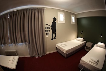 stay hybrid youth hostel