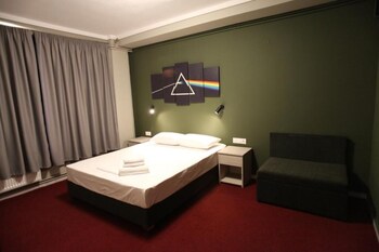 stay hybrid youth hostel