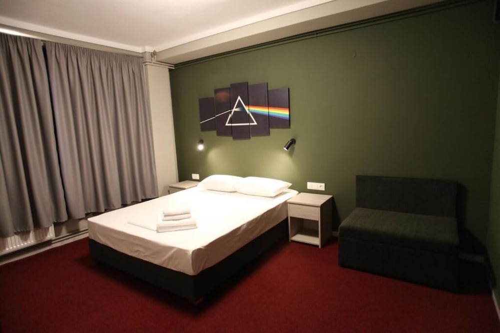 stay hybrid youth hostel