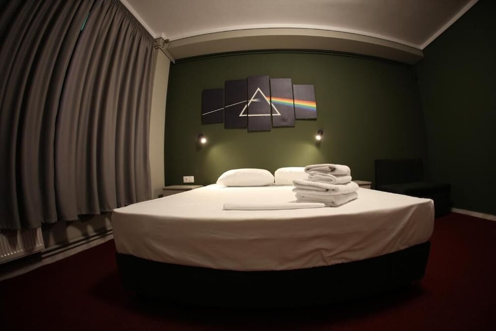 stay hybrid youth hostel