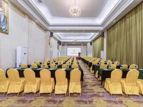 vienna international hotel zhuzhou railway station central plaza