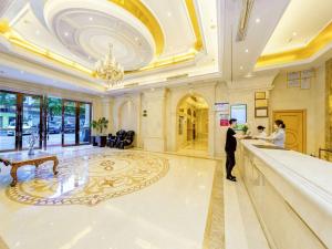 vienna international hotel zhuzhou railway station central plaza