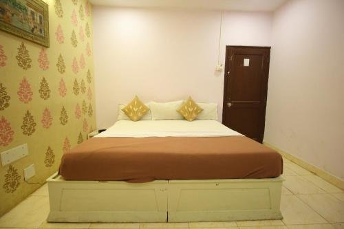 Flagship Poonam Palace,Ashram Road,2 star