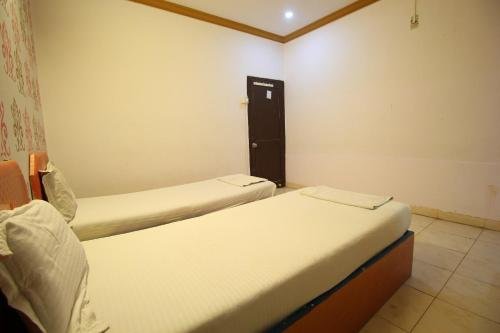 Flagship Poonam Palace,Ashram Road,2 star