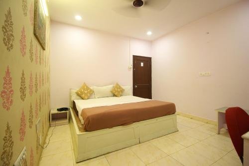 Flagship Poonam Palace,Ashram Road,2 star