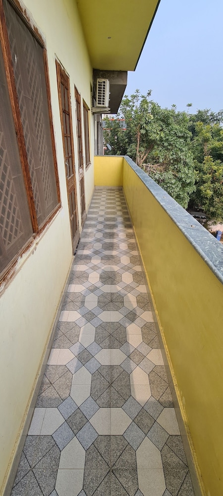 anukampa paying guest house